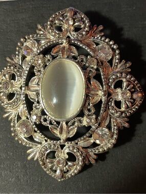Vintage-Inspired Silver Tone Filigree Brooch with Milky White Cabochon
